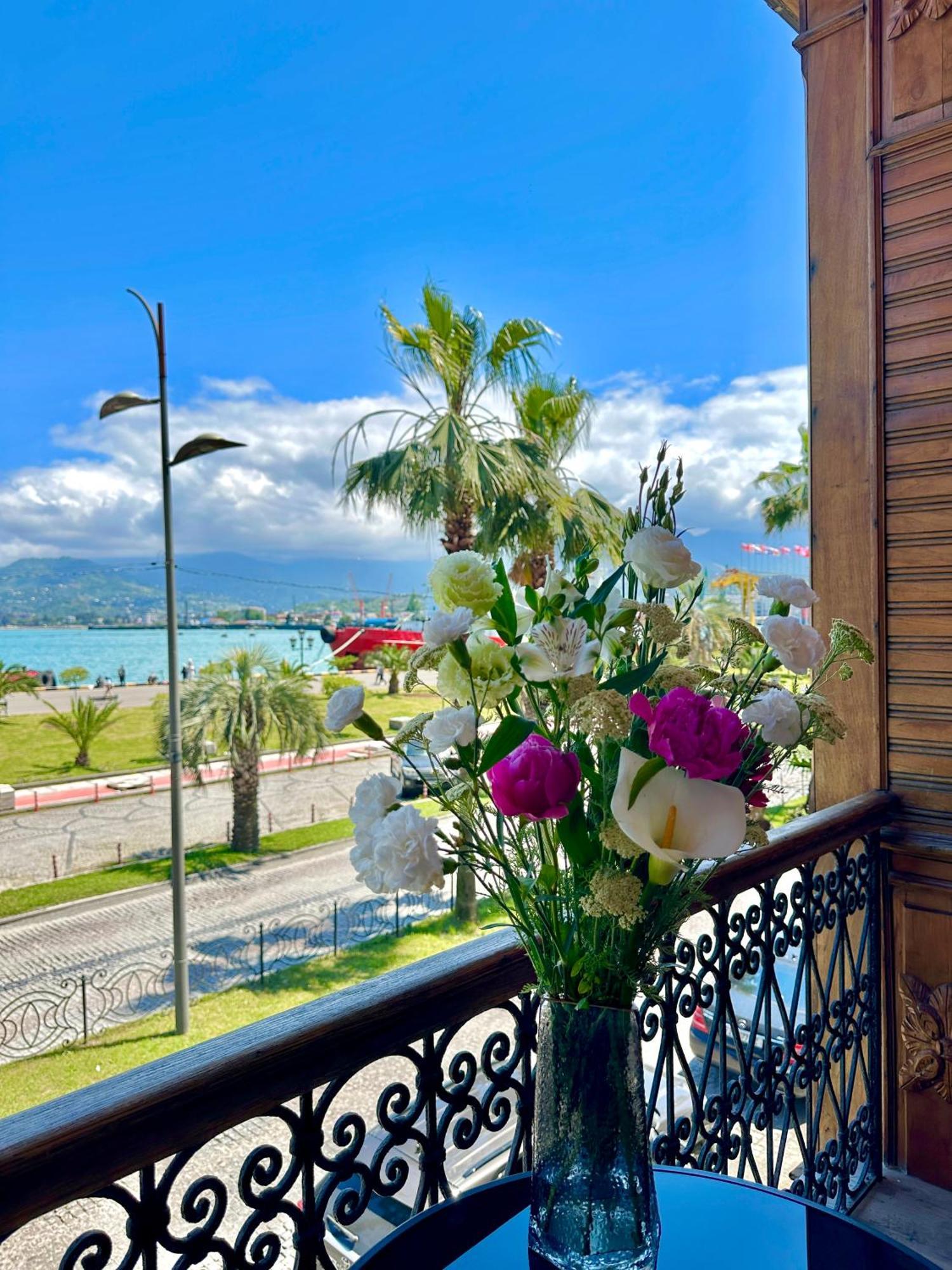 Emerald Hotel Batumi Exterior photo